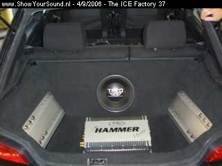 showyoursound.nl - Tru amps en Exact compo Peugeot 306 - The ICE Factory 37 - SyS_2006_9_4_12_40_4.jpg - zo zit het er nu in............/PPDe Hammer word nog anders ingebouwd.BRDeze willen we motorisch omhoog laten komen uit de kofferbak.